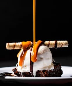 Eiskugel mit Hippe und Karamelsauce